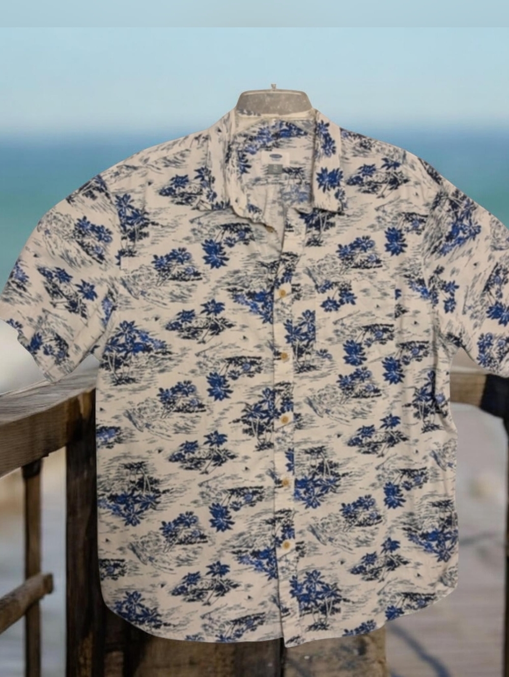 Old Navy Men's XL Blue and White Hawaiian Style Button Down Shirt EUC